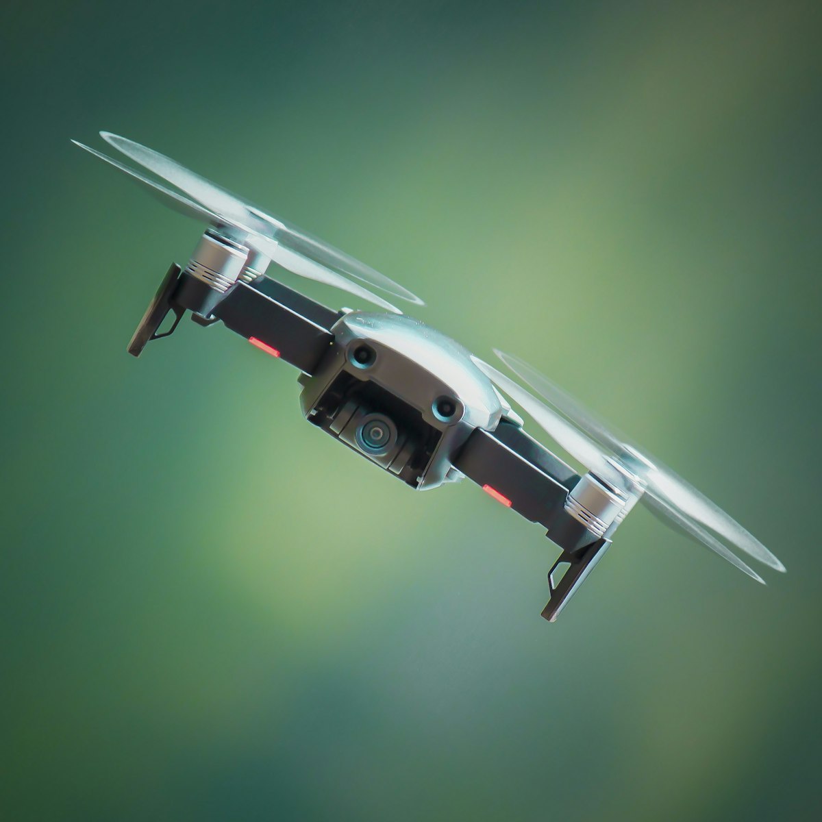 Drone em voo com regulamentação europeia