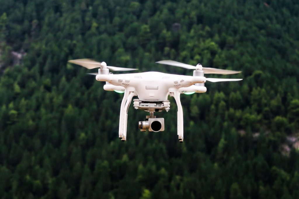 Drone DJI em voo sobre paisagem